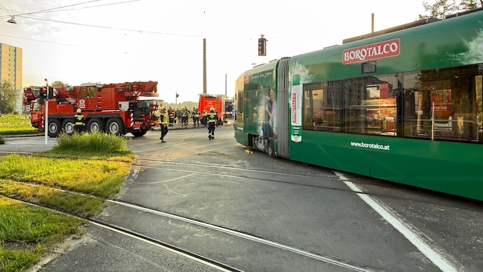 Die Straßenbahn war bei der Kollision mit dem Auto aus den Schienen geschoben worden.