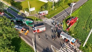 Die Straßenbahn (li.) war aus den Schienen gesprungen, der Bergekran (re.) umgekippt.