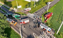 Der Bergekran (re.) war über eine Böschung gestürzt und hatte zwei Feuerwehrleute eingeklemmt.