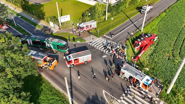 Die Straßenbahn (li.) war aus den Schienen gesprungen, der Bergekran (re.) umgekippt.