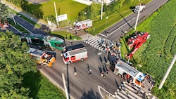 Der Bergekran (re.) war über eine Böschung gestürzt und hatte zwei Feuerwehrleute eingeklemmt.