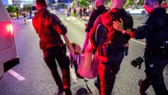 Gegner des Gaza-Kriegs protestieren in Tel Aviv.