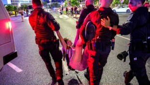 Gegner des Gaza-Kriegs protestieren in Tel Aviv.