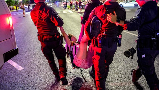 Gegner des Gaza-Kriegs protestieren in Tel Aviv.