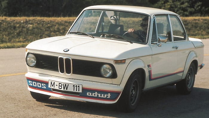Spoiler mit Spiegelschrift für freie Überholspuren – der BMW 2002 Turbo startete 1973.