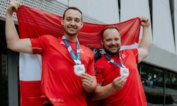 Johannes Horak (li.) und Gernot Riegl jubeln über Silber.