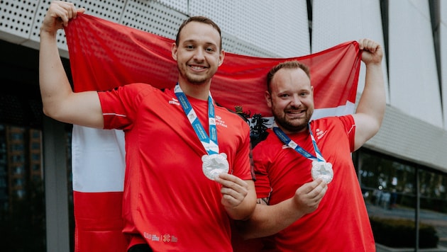 Johannes Horak (li.) und Gernot Riegl jubeln über Silber.