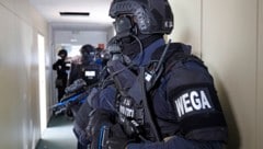Insgesamt acht WEGA-Beamte (Symbolbild) wurden zur Wohnung des 29-Jährigen gerufen – drei ...