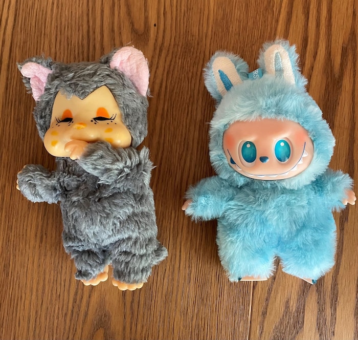 43 Jahre Altersunterschied, aber doch ähnlich: der Monchhichi und der trendige Labubu.