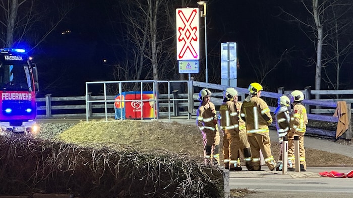 Feuerwehrleute am Unglücksort, das Metallgeländer dahinter ist eine sogenannte Umlaufsperre, die ...