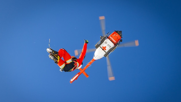 Mit dem Rettungshubschrauber wurden die Schwerverletzten ins Krankenhaus gebracht.