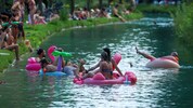 Der Almkanal mit kaltem Wasser und kostenlosem Zutritt ist in der Stadt Salzburg bereits ein ...