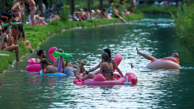 Der Almkanal mit kaltem Wasser und kostenlosem Zutritt ist in der Stadt Salzburg bereits ein ...