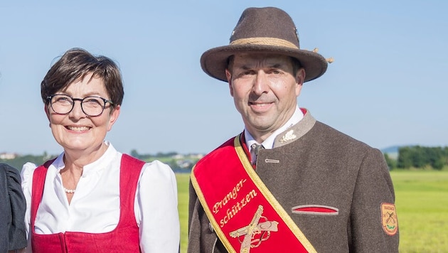 Fahnenmutter Neuhofer und OBmann Alois Loibichler.