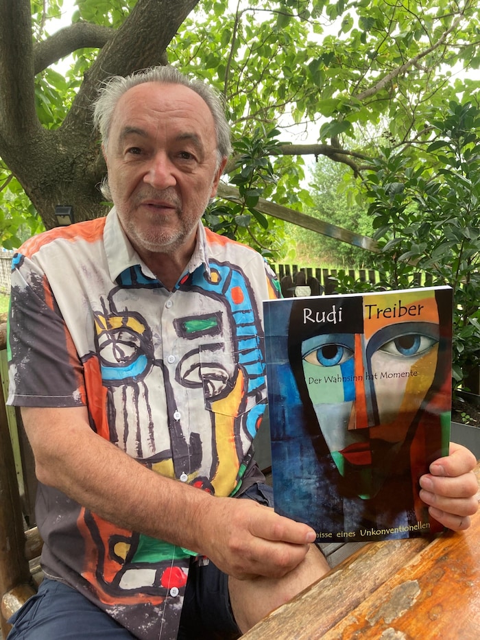 Rudi Treiber mit seinem neuesten „Kind“. Auch das Bild am Cover ist von ihm. Das hat sich eine ...