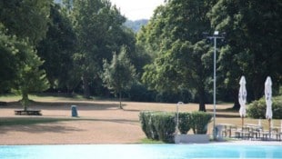 Trauriger Anblick: die Liegewiese im Florian-Berndl-Bad in Bisamberg.