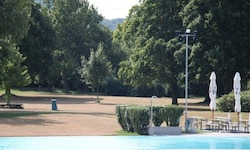 Trauriger Anblick: die Liegewiese im Florian-Berndl-Bad in Bisamberg.