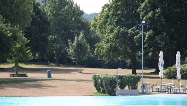 Trauriger Anblick: die Liegewiese im Florian-Berndl-Bad in Bisamberg.