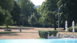 Trauriger Anblick: die Liegewiese im Florian-Berndl-Bad in Bisamberg.