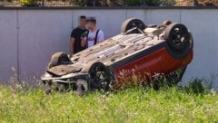 Das Auto der Frau landete auf dem Dach.