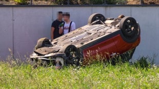 Das Auto der Frau landete auf dem Dach.