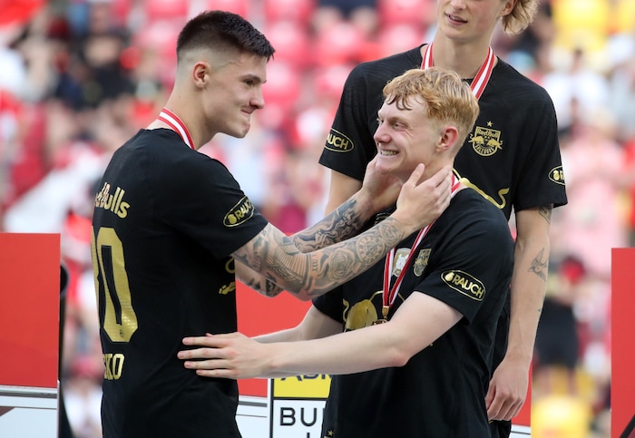 Benjamin Sesko (links mit Nicolas Seiwald) kam 2019 zu Red Bull Salzburg.