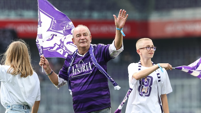 Herbert Prohaska wurde vor dem Spiel gefeiert.
