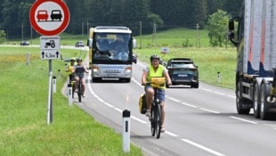 Auf der B 311 wird auch weiterhin geradelt – Radfahrverbotsschilder fehlen.