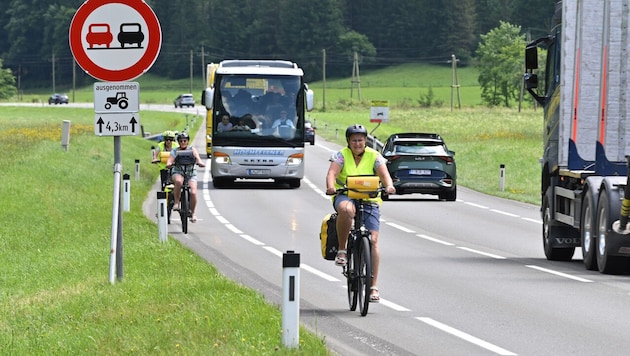 Auf der B 311 wird auch weiterhin geradelt – Radfahrverbotsschilder fehlen.