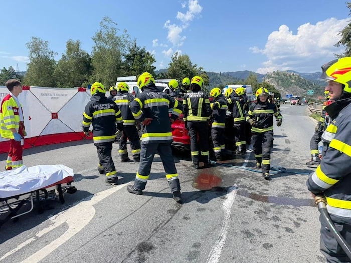 Einsatzkräfte von drei Feuerwehren eilten zu Hilfe und bargen den Mann aus dem Wrack.