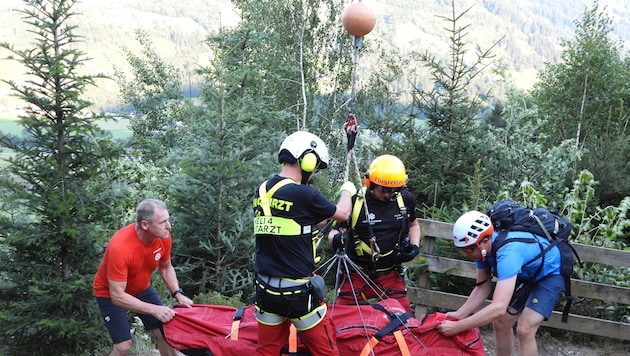 Der Verunfallte wurde durch den NAH „Heli 4“ mittels Tau geborgen