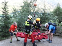 Der Verunfallte wurde durch den NAH „Heli 4“ mittels Tau geborgen