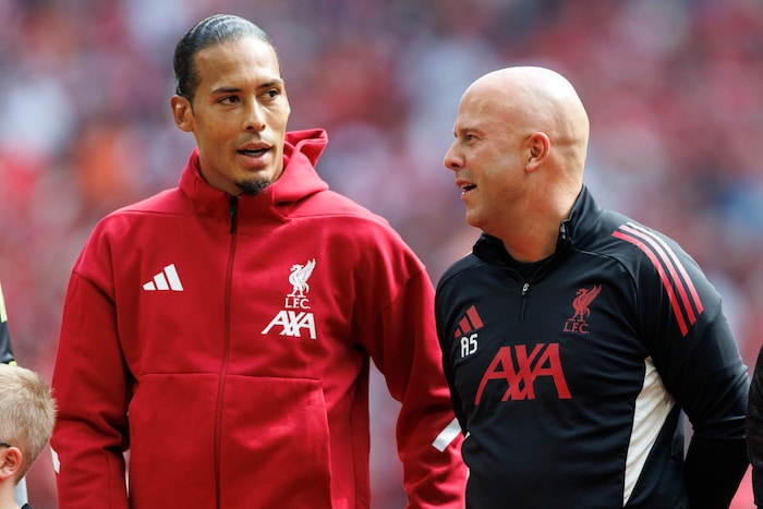 Virgil van Dijk (links) und Liverpool-Trainer Arne Slot