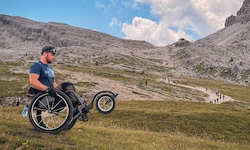 Wirklich beeindruckend: Angelino Zeller ist körperlich topfit und erreicht mit seinem Rollstuhl ...