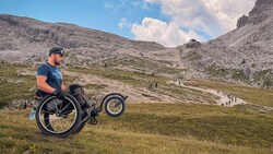 Wirklich beeindruckend: Angelino Zeller ist körperlich topfit und erreicht mit seinem Rollstuhl ...