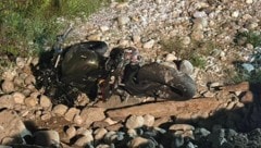 Der Mann landete mit dem Motorrad in einem Bachbett.