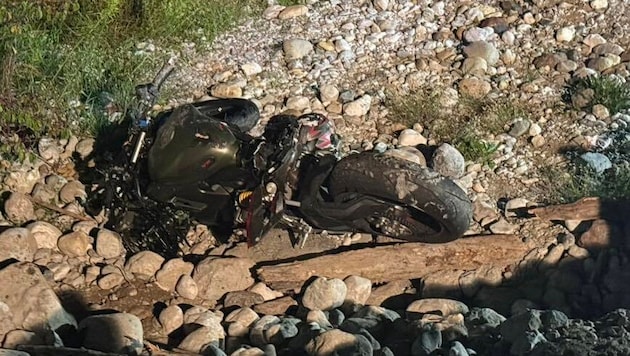 Der Mann landete mit dem Motorrad in einem Bachbett.