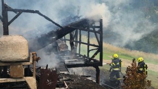 Der Brand griff auch auf die angrenzende Garage über.