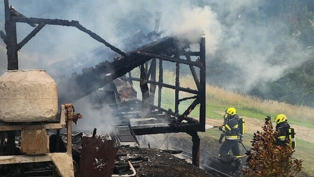 Der Brand griff auch auf die angrenzende Garage über.