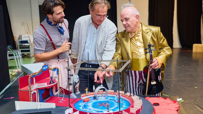 Schauspieler Josef Ellers (li.), Intendant Roland Geyer (M.) und Clown Oriolo beäugen die ...