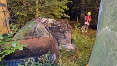 Das Unfallauto prallte mit der Fahrerseite gegen einen Baum.