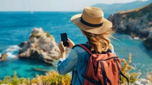 Für die meisten ist das Handy im Urlaub nicht mehr wegzudenken – mit der gewohnten SIM-Karte ...