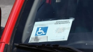 Der Lenker platzierte den angeblich gefundenen Ausweis hinter seiner Scheibe. (Symbolbild)