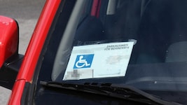 Der Lenker platzierte den angeblich gefundenen Ausweis hinter seiner Scheibe. (Symbolbild)