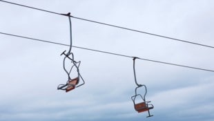 Ein Italiener stürzte aus dem Sessellift zehn Meter in die Tiefe. (Symbolbild)