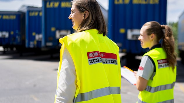 Staatssekretärin Barbara Eibinger-Miedl (ÖVP) machte sich beim Zoll am Hafen in Wien selbst ein ...