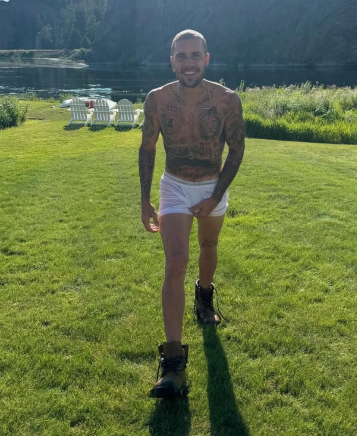 Justin Bieber zeigt sich nach einem Bad in einem See, das er in Unterhosen genommen hat ...