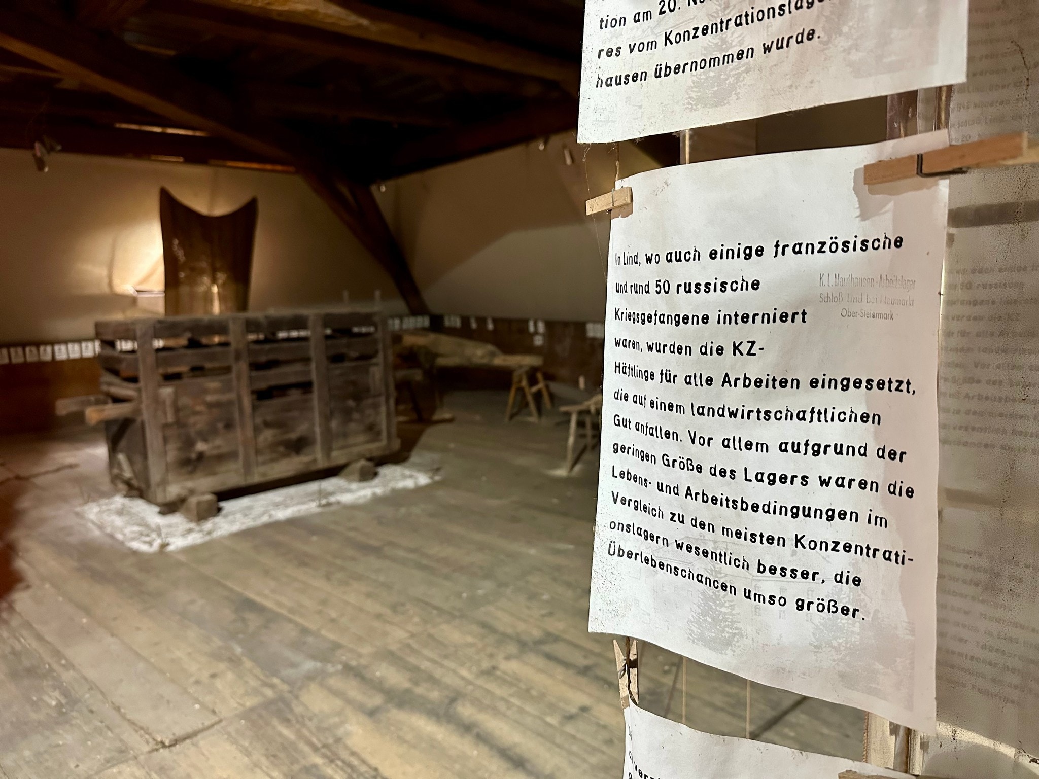 Am Dachboden finden sich Erinnerungen von ehemaligen Häftlingen des KZ-Außenlagers über den ...