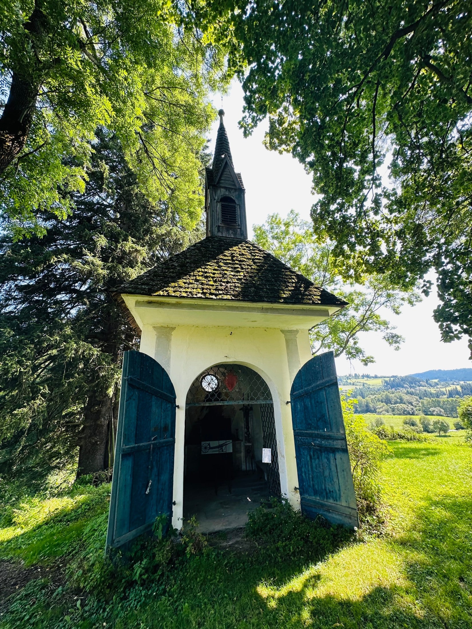 Auch die Kapelle wird mit zeigenössischer Kunst bespielt