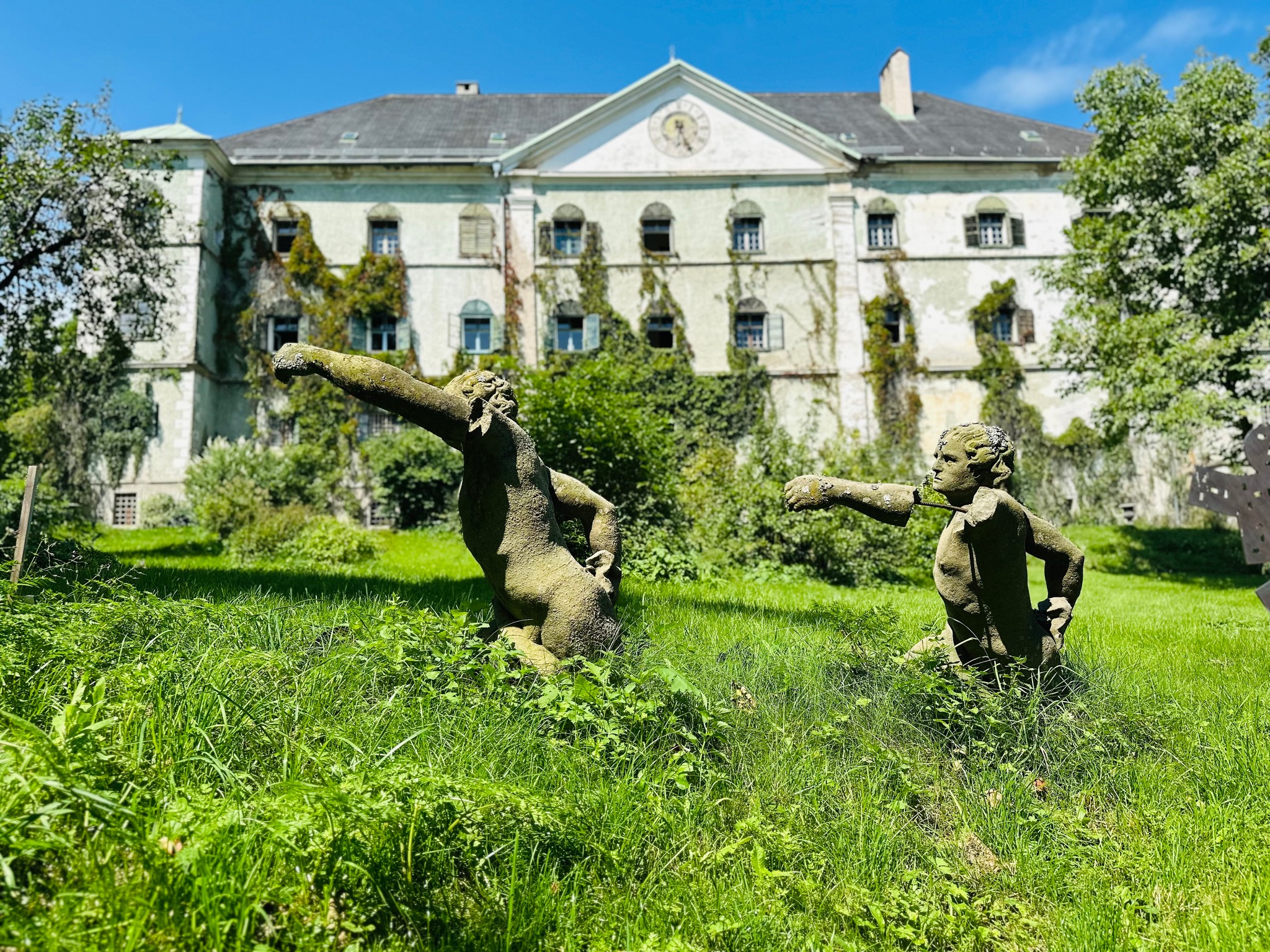 Blick auf die Renaissance-Fassade des Schloss Lind